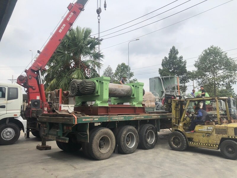 vận chuyển máy móc bằng xe cẩu tại Giang Điền