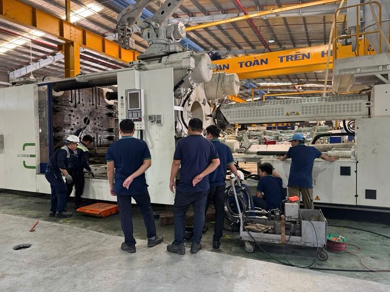tháo lắp máy ép nhựa