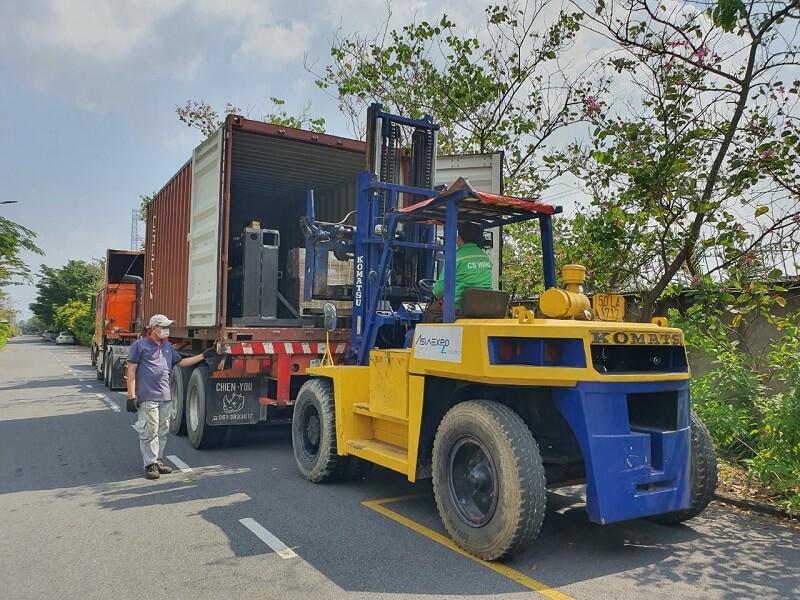 Rent a 10t forklift to unload containers in Dong Nai