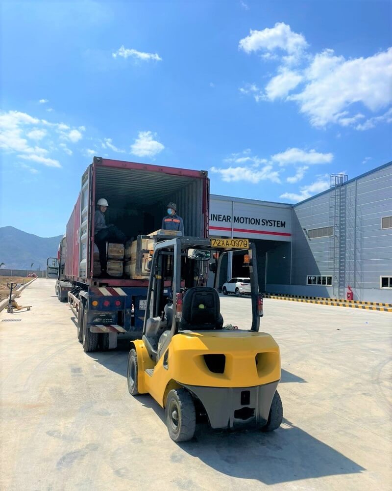 Rent a 5t forklift to withdraw containers in Dong Nai