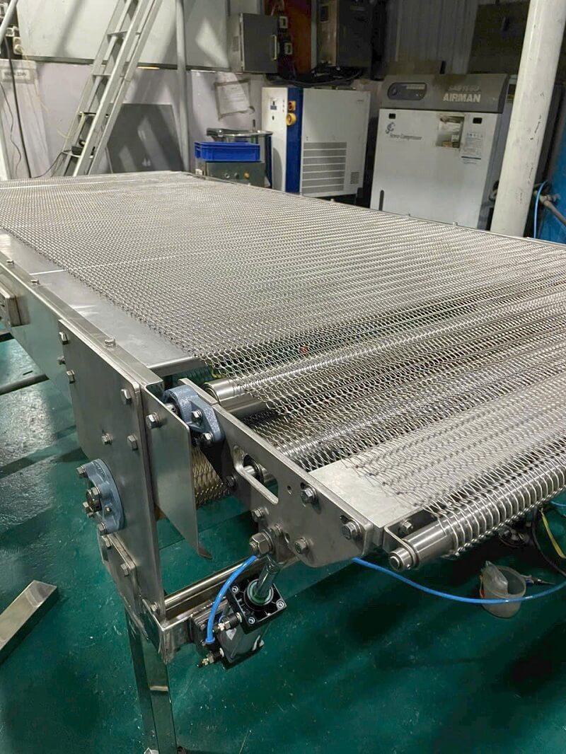 Manufacturing stainless steel mesh conveyor belts