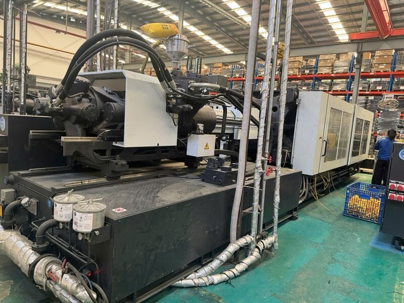 Di dời máy ép nhựa 800 tấn