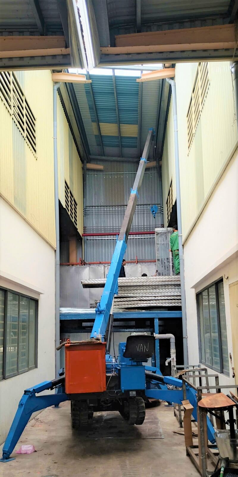 Cẩu chân nhện ứng dụng lắp đặt chuyền sơn