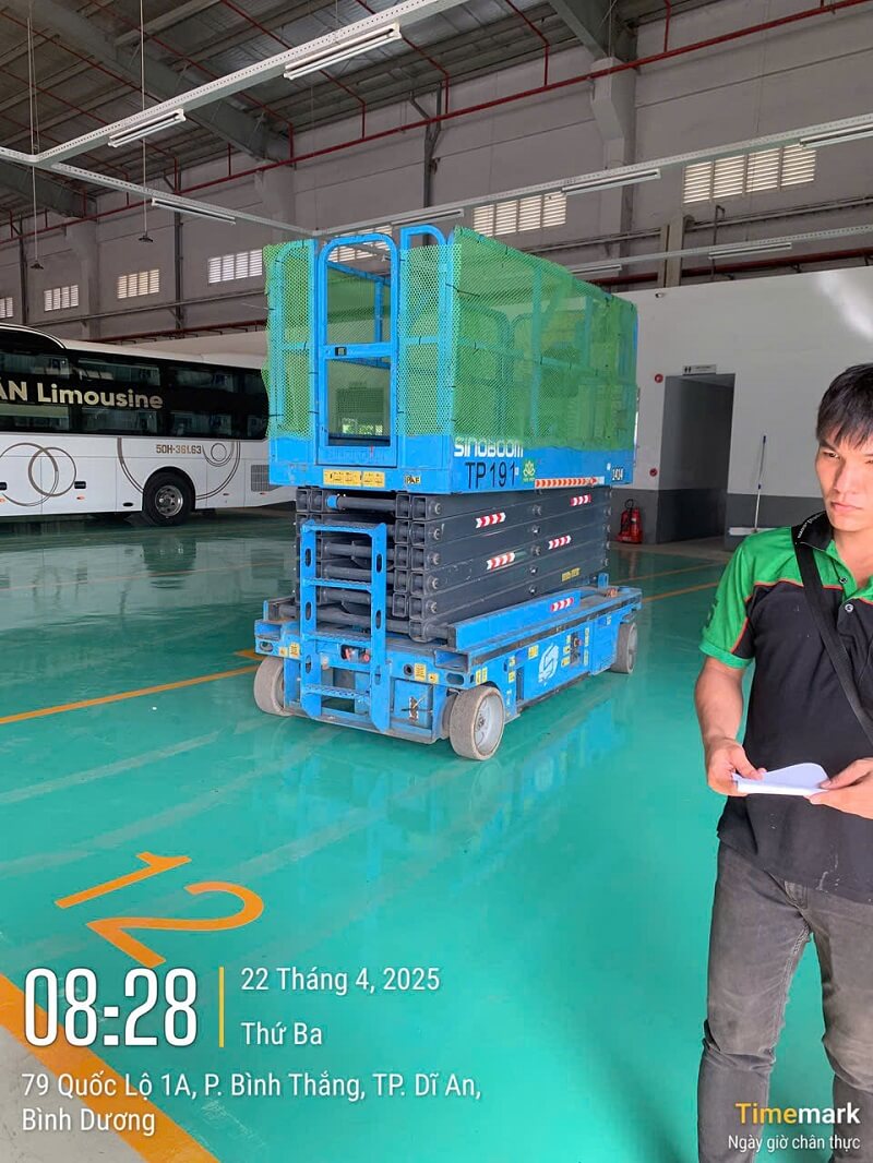 Cho thuê xe nâng cắt kéo tại Dĩ An thuê xe nâng cắt kéo tại Dĩ An