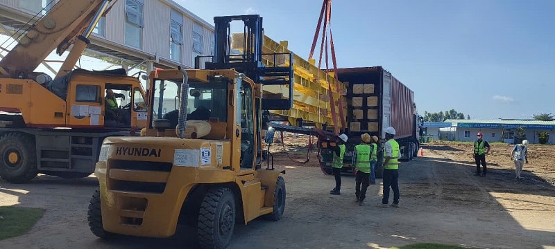 thuê xe nâng rút container Bàu Bàng