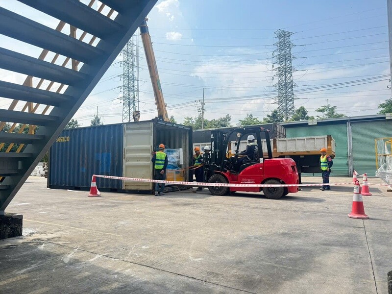 Xe nâng rút Container ở Tân Đông Hiệp