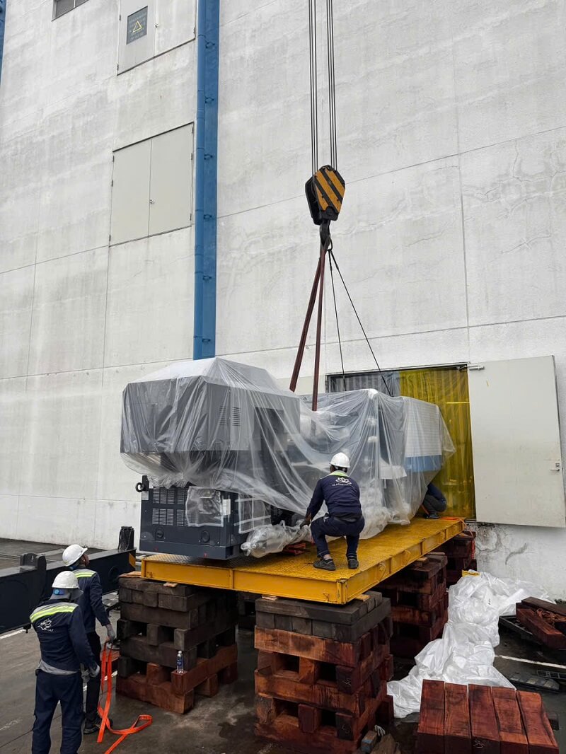 Cẩu máy ép nhựa lên tầng Cẩu máy ép nhựa lên tầng