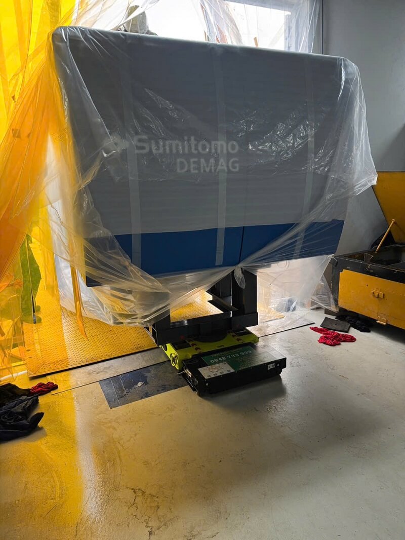 di chuyển máy ép nhựa vào vị trí bằng rùa điện di chuyển máy ép nhựa vào vị trí