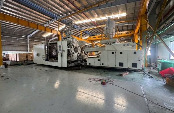 di dời máy ép nhựa