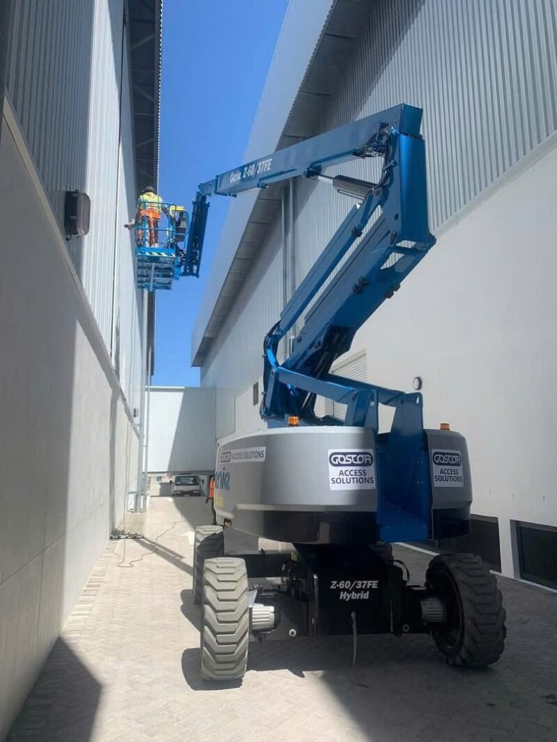 Xe nâng người Genie Z60 vệ sinh nhà xưởng